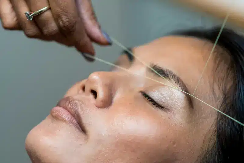 Immagine evocativa depilazione sopracciglia col filo | Laser Milano 