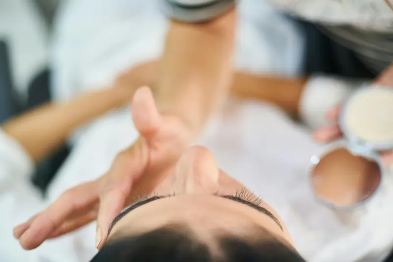 Ragazza che si spalma una crema per rimpolpare il viso | LaserMilano