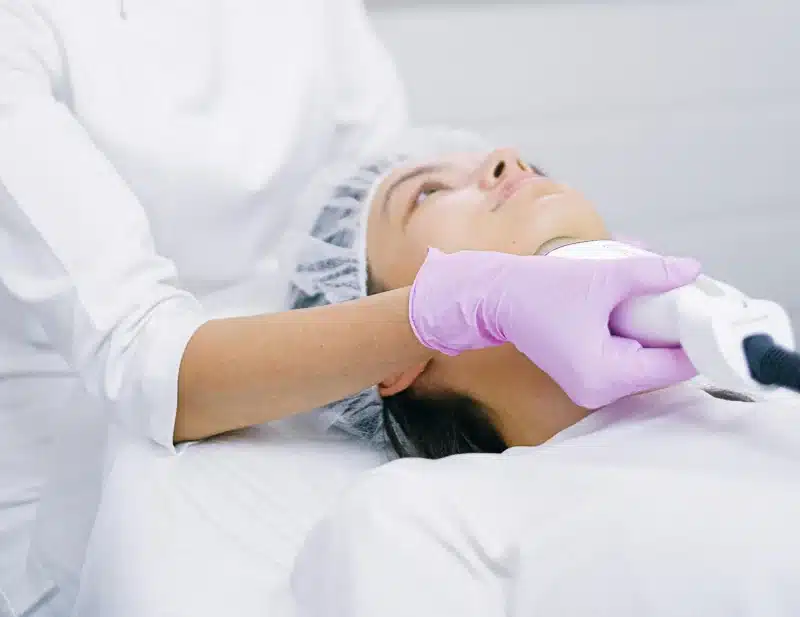 donna che si sottopone ad un trattamento viso distesa nel lettino | Laser Milano
