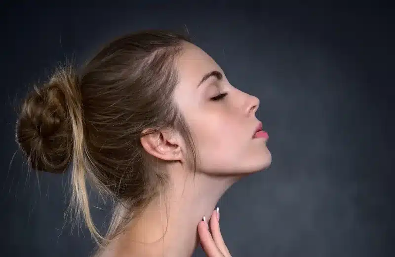 profilo di donna che si passa la mano sul collo | Laser Milano