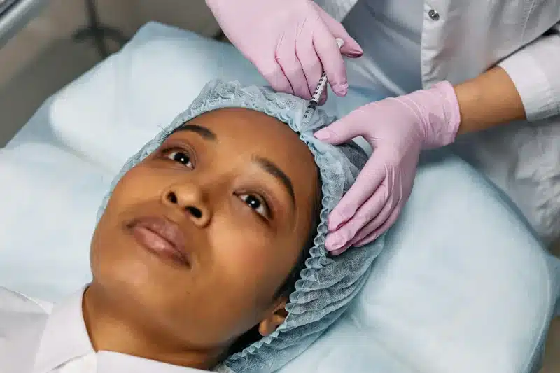 Primo piano di donna che si sottopone ad una microiniezione | Laser Milano