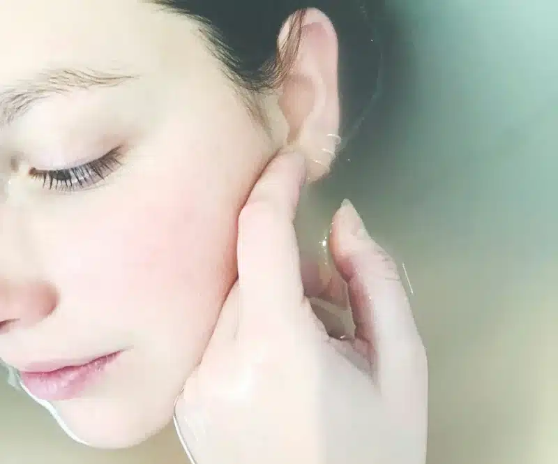 primo piano di viso di donna compatto senza rughe | Laser Milano