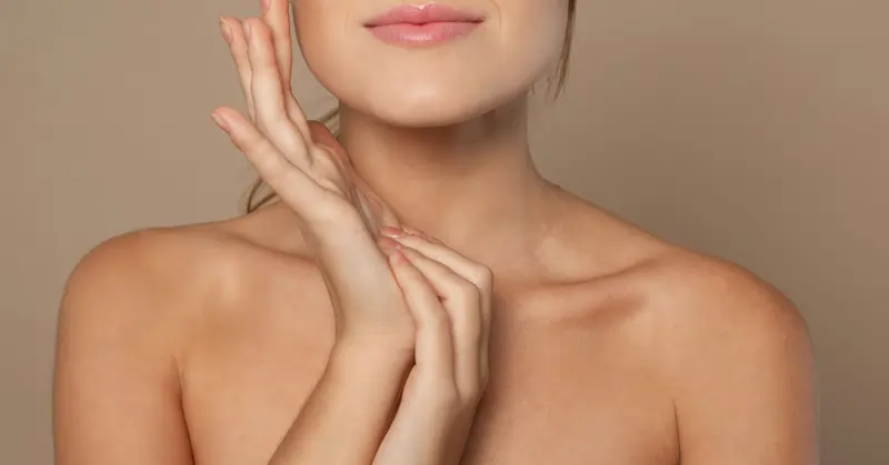 da mezzo viso a mezzo busto di donna con mani in evidenza | Laser Milano