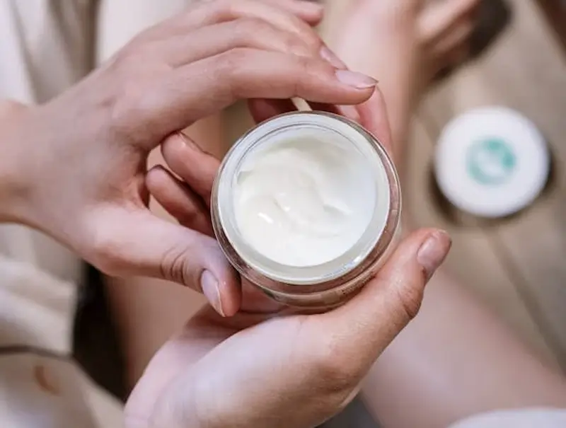 Crema anti età nelle mani di una donna | LaserMilano