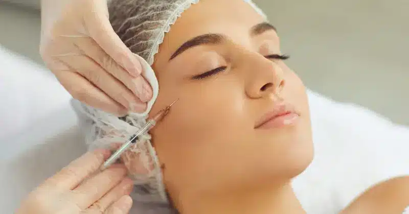 Primo piano di viso di donna che si sottopone ad una microiniezione | Laser Milano