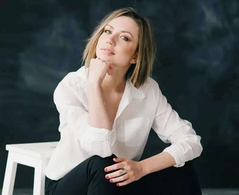 Giovane donna su sfondo scuro | LaserMilano
