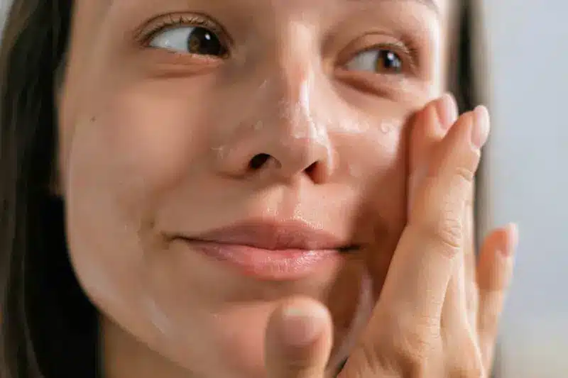 Giovane donna applica crema su accenno di borse sotto gli occhi | Laser Milano