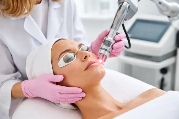Laser CO2 frazionato viso: come funziona, benefici e tempi di recupero | Laser Milano