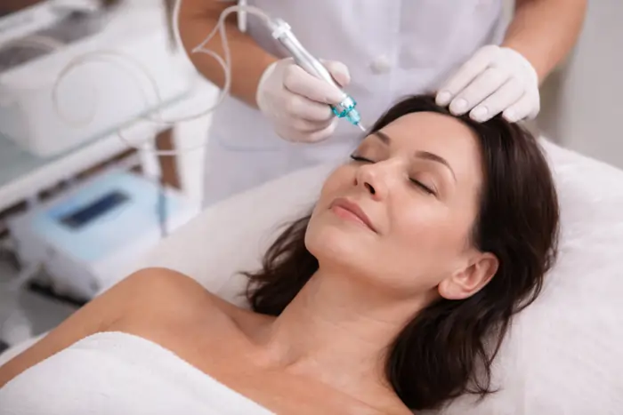 Trattamento di ossigenoterapia su donna in centro medico estetico | Laser Milano